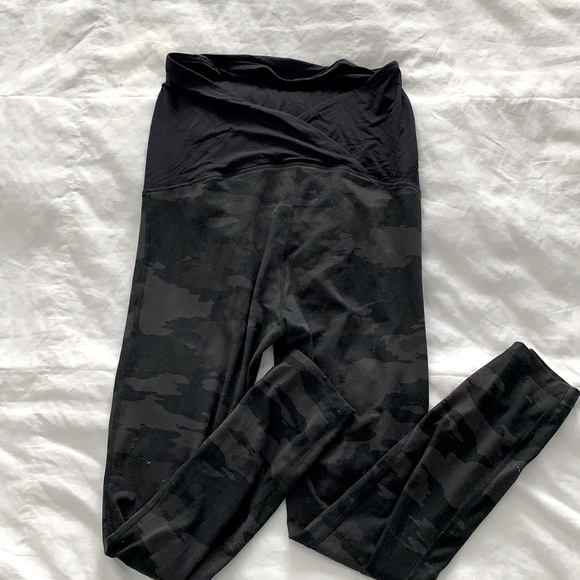 Ingrid & Isabel Maternity Camouflage Capri Leggings - Picture 1 of 1